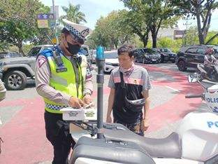 Polisi tilang pengendara yang melanggar aturan di Pekanbaru (foto/int)